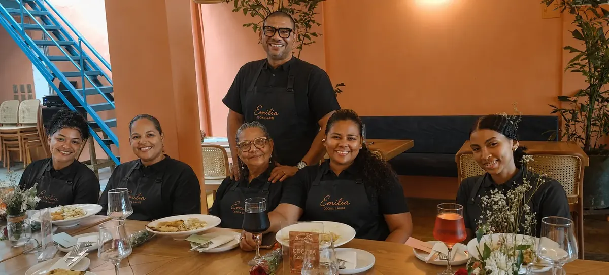 Equipo de Emilia Cocina compartiendo una comida en familia