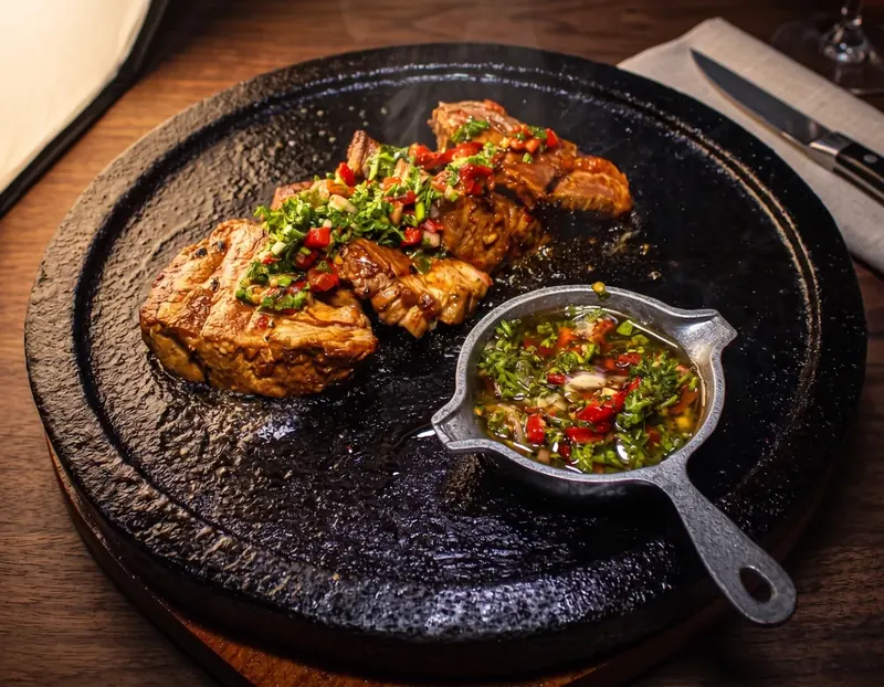 Baby beef a la parrilla con chimichurri