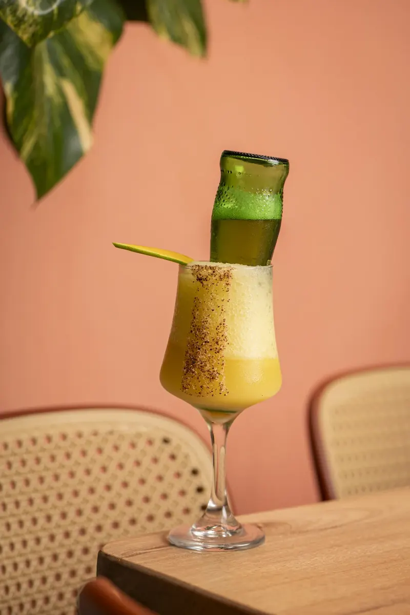 Cóctel de mango con cerveza
