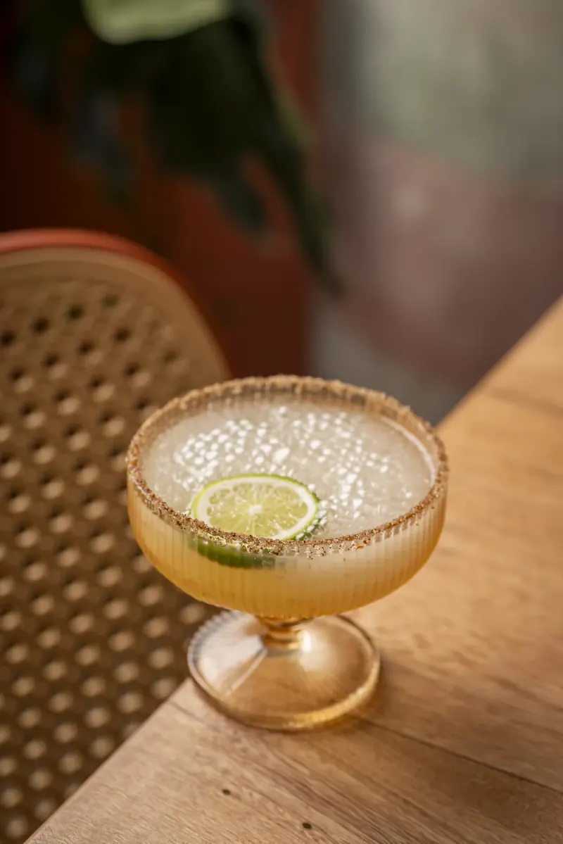 Cóctel margarita con borde de sal y tajín