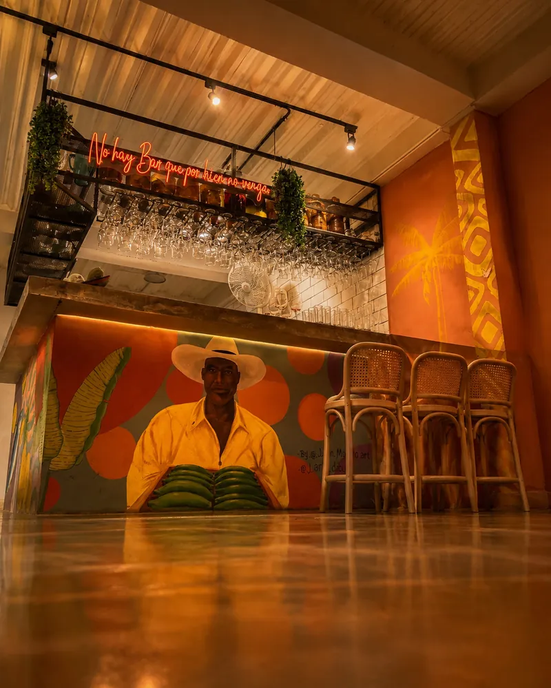 Bar intenso, cócteles tropicales en Emilia Cocina